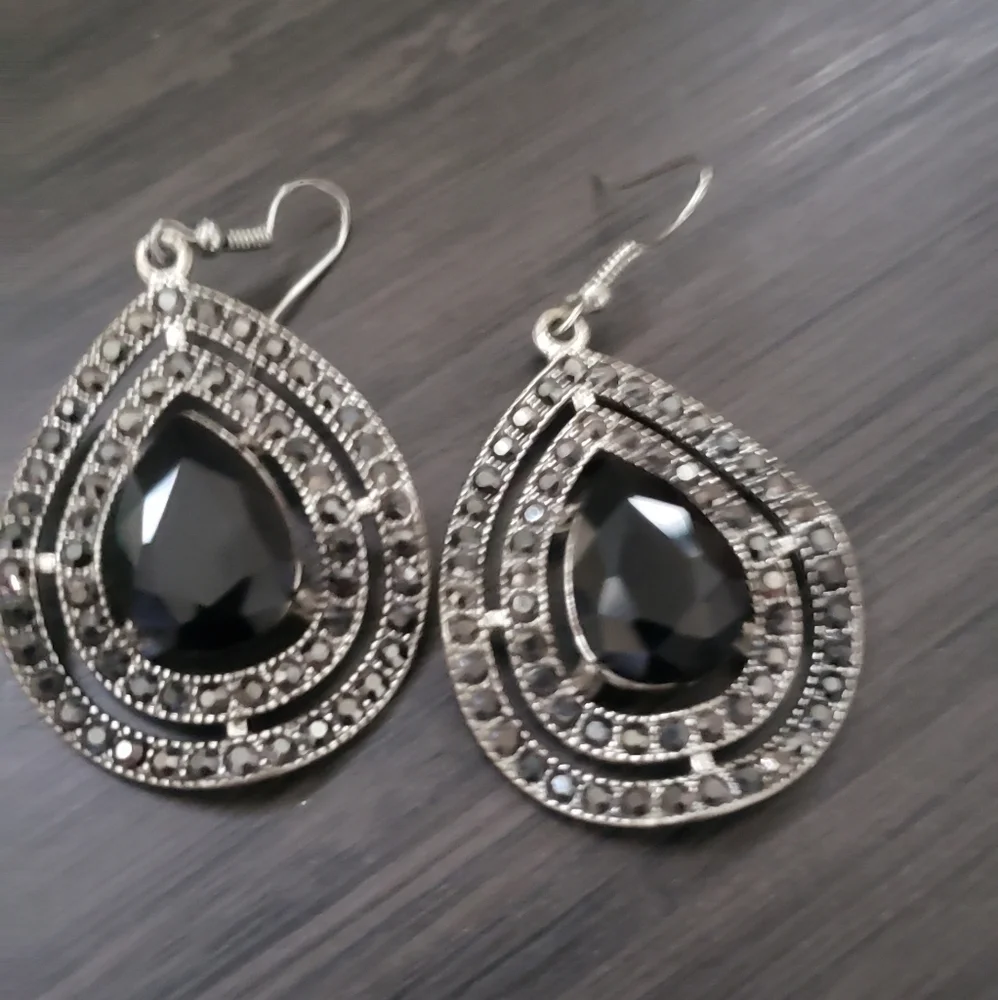 Earings - Picture 1 of 1